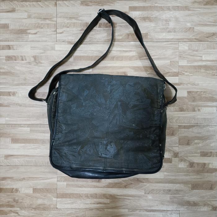 Gambar Tas Selempang Sling Bag Insight Planet Surf Original Bekas dari Pretty Green undefined Tokopedia