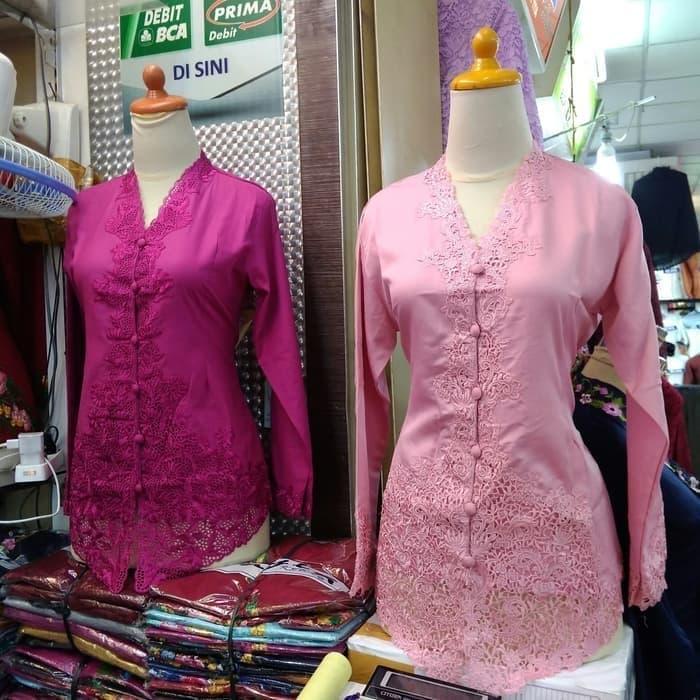 Gambar Kebaya Encim Bahan Katun Jepang Kombinasi Bordir Warna Pink - pink, M dari alzahrakebaya undefined Tokopedia