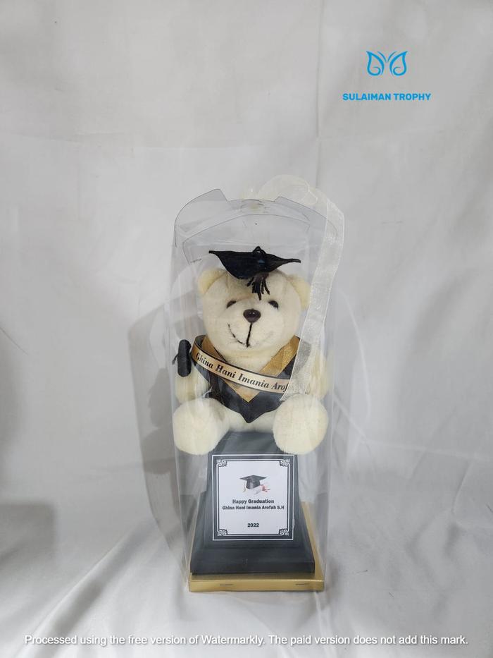 Gambar Hadiah Piala Boneka Wisuda / Kelulusan dan tulisan logo - Cream + Mika, Slempang dari sulaiman trophy undefined Tokopedia