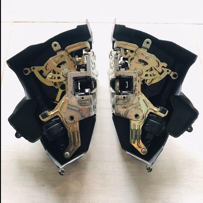 Gambar W202 W210 Door Lock besi  BELAKANG R & L Original Mercedes-Benz - KANAN dari Boim collection_NEW undefined Tokopedia