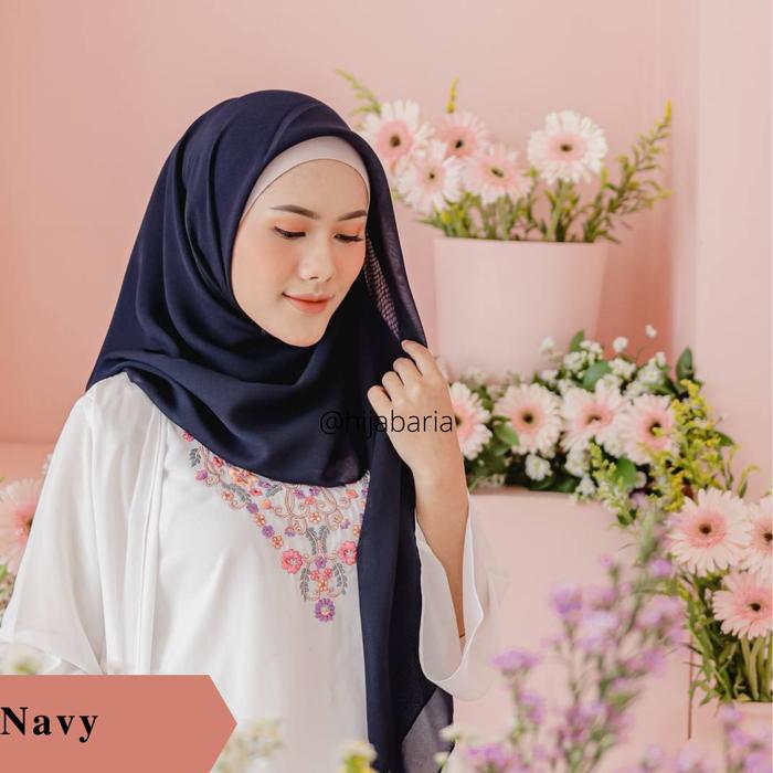 Gambar hijab segi empat polos bella square jilbab - Navy - Navy dari Hijabaria undefined Tokopedia