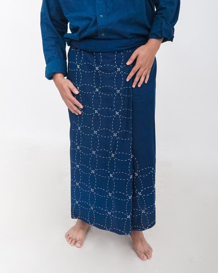 Gambar Tinctori - Sarung Sashiko Pagi Sore Indigo Natural Dye - Kawung, Sarung dari Tinctori undefined Tokopedia