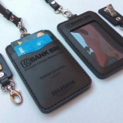 Gambar Name Tag Kulit Custom - Gantungan ID card Kulit - Name tag Kulit Asli - Coklat gelap dari D2OK Store23 undefined Tokopedia