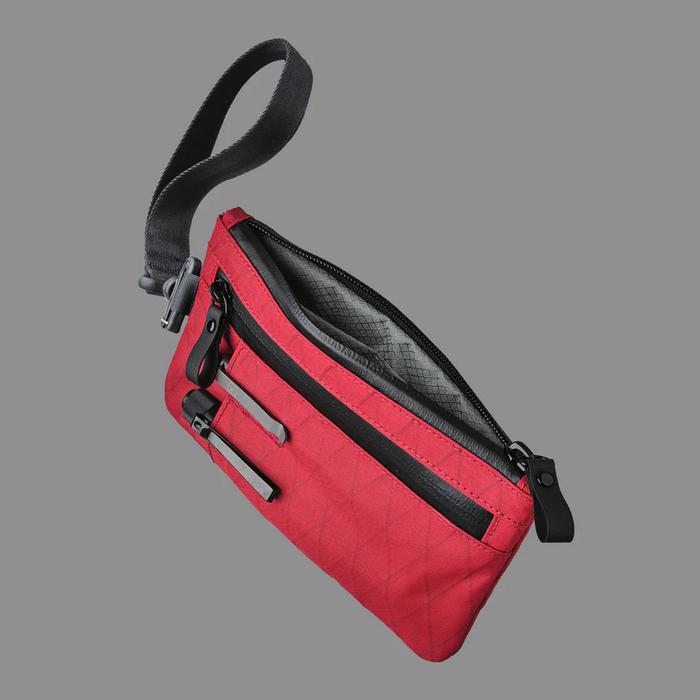 Gambar Alpaka Zip Clutch (iPhone Pro Max, Passport, & EDC Gear) - True Red dari Imaru undefined Tokopedia