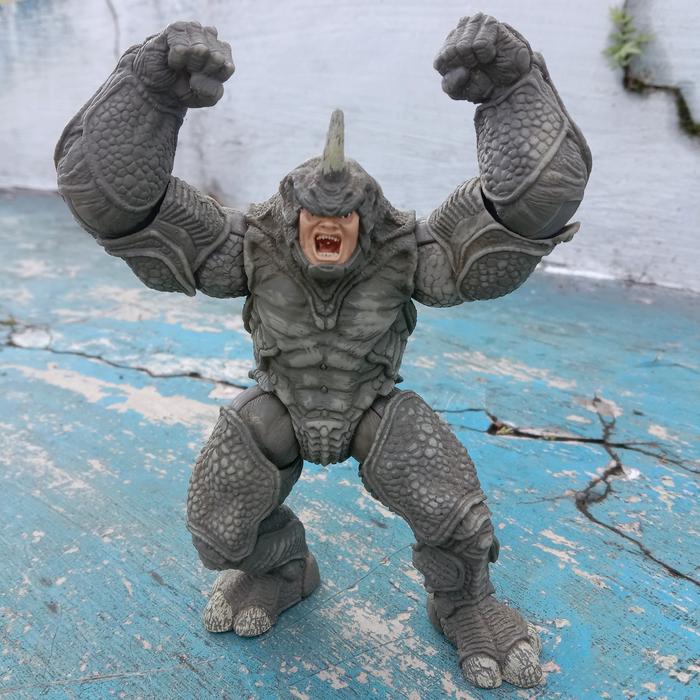 Gambar action figure rhino (musuh spiderman) kondisi mulus, produk official dari AVE SATANI undefined Tokopedia