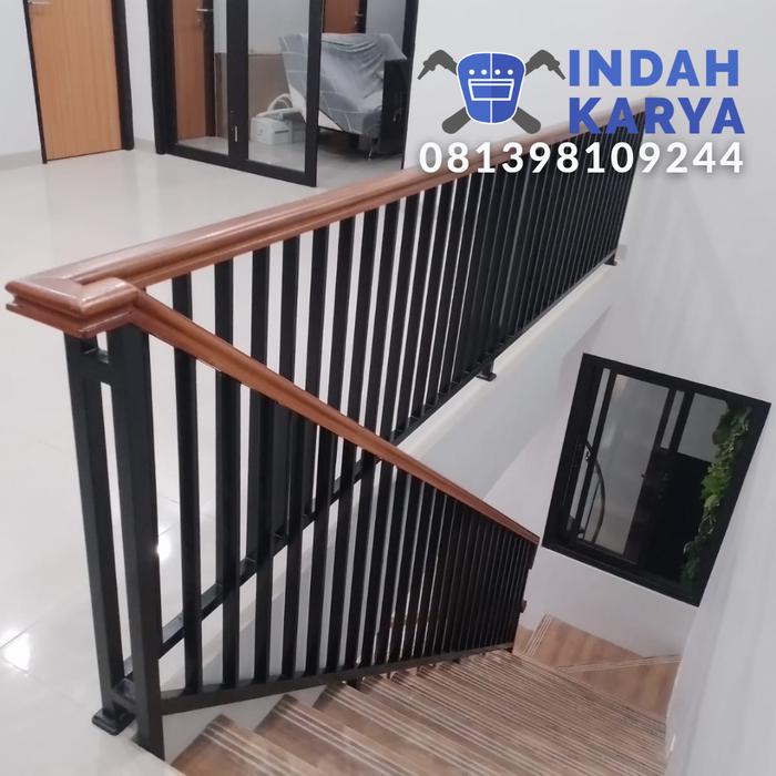Gambar railing tangga minimalis - handrail kayu dari Indah Karya Las undefined Tokopedia