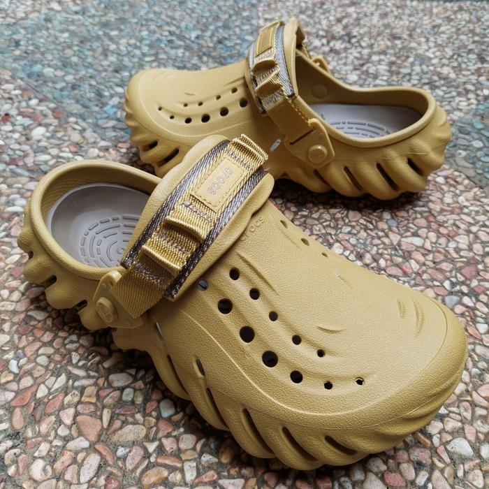 Gambar Sandal Crocs Pria Wanita Crocs Echo Original - DESERT GRASS, M10 dari Scarpa Shops undefined Tokopedia