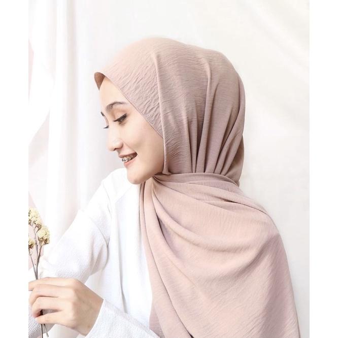 model hijab pashmina crinkle