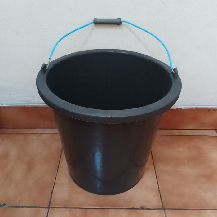 Gambar Ember Cor Hitam 18/ Ember Hitam Cor 2.5 Galon/ Ember Cor Anti Pecah - 5 Galon (no 26) dari grosir8jayasenen undefined Tokopedia