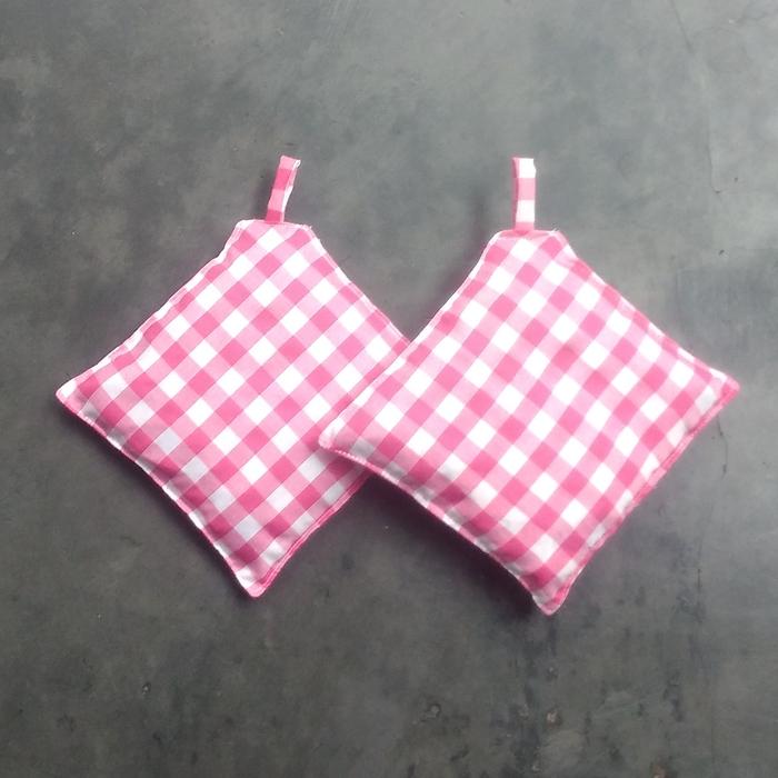 Gambar Cempal Kain Motif Anti Panas Untuk Pegangan Panci Katel Panas - Pink Kotak dari Arzy Apparel undefined Tokopedia