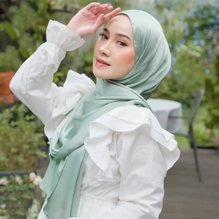 Gambar Jilbab Hijab Kerudung Pashmina Shawl Cradenza Silk Pasmina Satin Murah - SageGreen dari Hijabers88 undefined Tokopedia