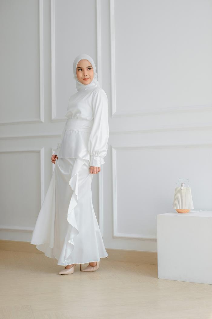 Gambar One Set Setelan Wanita Muslim Silk Baju Kurung Kondangan Modern Rok Mermaid Duyung Bridesmaid Helwa Sage Green by Nazya - Off White, S dari Nazyacollection Store undefined Tokopedia