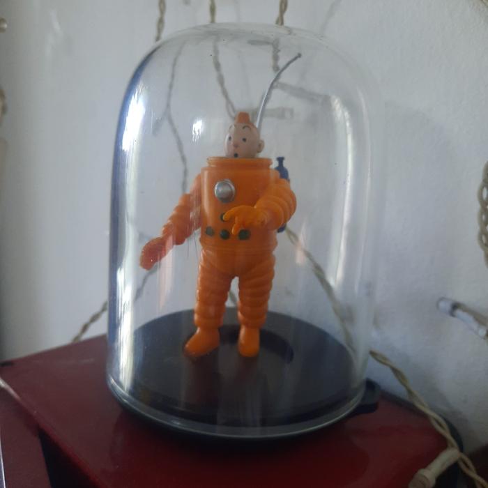 Gambar tintin astronot figure herge moulinsart original limited oval box dari xandertoys mickey777 undefined Tokopedia