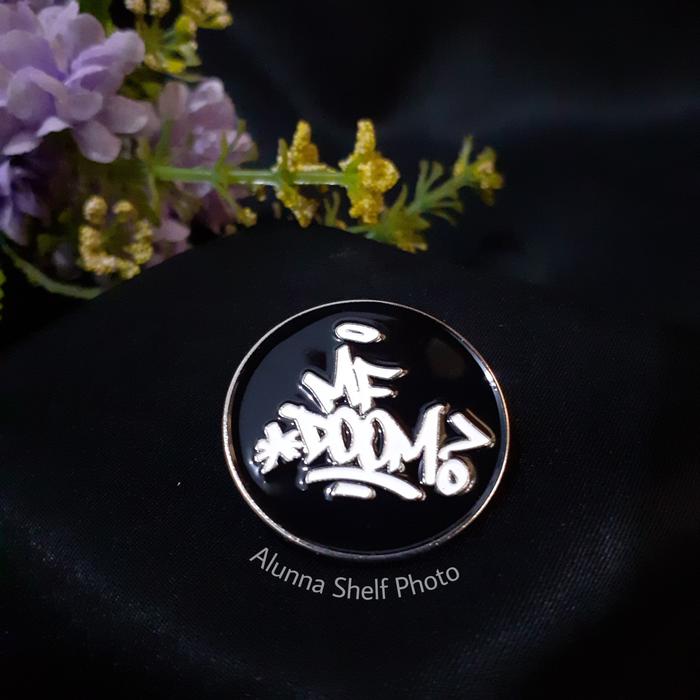 Gambar Pin Enamel Tema Music Band Singer Musik | Brooch Aksesoris Bros - Bad Bunny dari Alunna Shelf undefined 3 Tokopedia