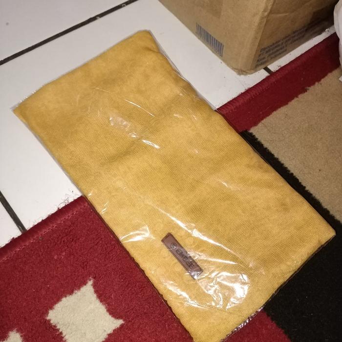 Gambar Hijab Segi Empat Emboss Lasercut - Mustard dari House of Almond undefined Tokopedia