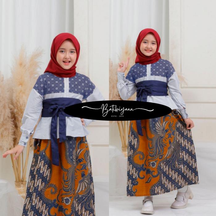 Gambar Batik Couple Keluarga Sarimbit Ayah Ibu Dan Anak Motif Terbaru - GMIS ANAK AZLEA, L dari Batikriyann undefined Tokopedia