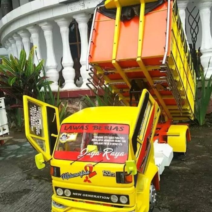Gambar miniatur truk oleng bak bisa jungkit miniatur truk oleng parah selinda dari BERKAH MINIATUR23 undefined Tokopedia