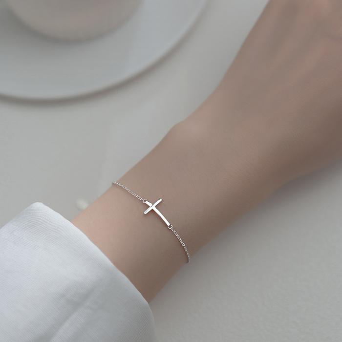 Gambar Gelang Salib Mini Wanita Glossy Cross Perhiasan Pelengkap Tangan dari Empat Lima 45 undefined Tokopedia