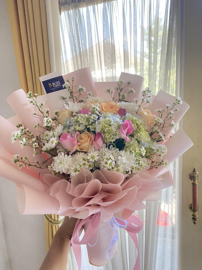 Gambar Buket bunga asli Hydrangea Mawar, gompye, aster krisan/ Buket wisuda - Mix 6 dari Bliss floristBandung undefined Tokopedia