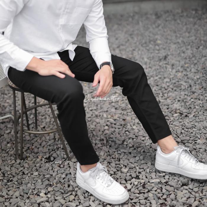 Gambar Celana Chino Panjang Pria Original Slim Fit Premium - Hitam, Size L (31-32) dari Simpleclothes.id undefined Tokopedia