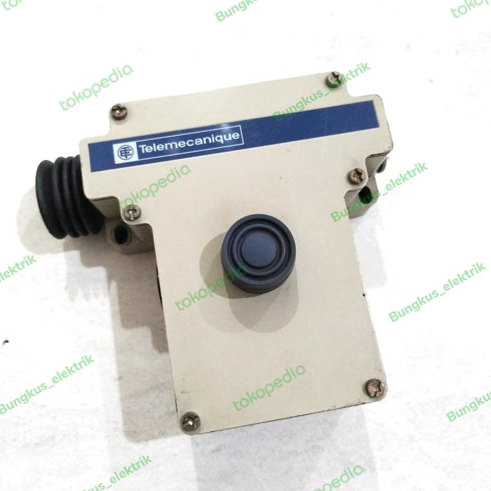 Telemecanique XY2CE2A296 Latching emergency stop rope pull switch / Rastender N Telemecanique XY2CE2A296 Latching emergency stop rope pull switch / Rastender N