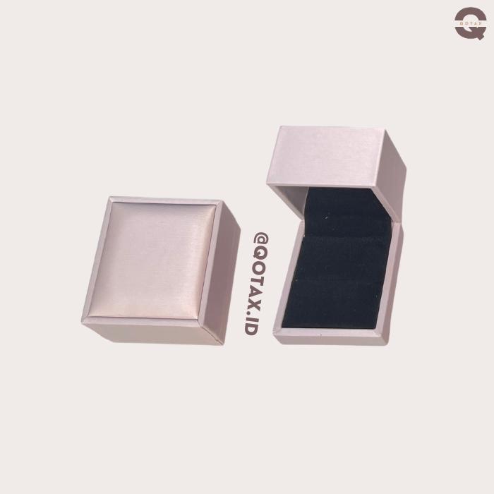 Gambar Kotak Perhiasan Mewah Satin / Jewelry Box Set / Cincin/Kalung/Gelang 1 - Pinkish White, Cincin dari Qotax Indonesia undefined Tokopedia