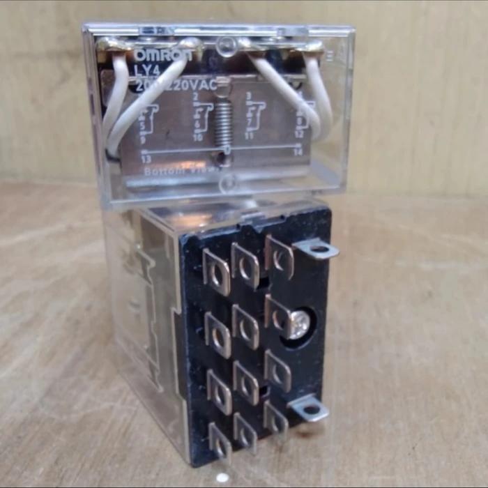 Gambar relay OMRON LY4 220V ORIGINAL & BARU set socket - relay ly 4 220v dari sukses elektrikal undefined Tokopedia