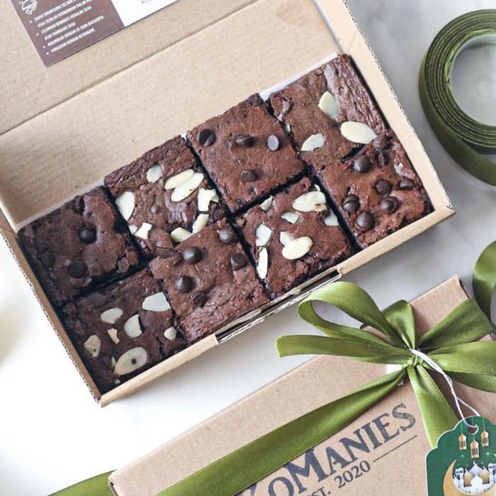 Gambar Premium Fudgy Birthday Brownies Chocolate Hampers Gift - 20x10 dari Komaniesdessert undefined Tokopedia