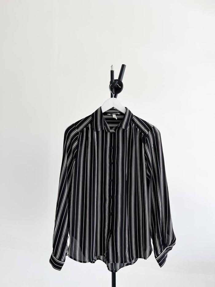 Gambar KEMEJA WANITA LENGAN PANJANG - HM WOMEN STRIPE BLOUSE - Chiffon stripe , 32 34 XS dari hellobrandholic_ undefined Tokopedia