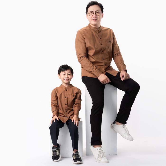 Gambar kemeja couple ayah dan anak laki laki kemeja polos koko mocca premium - Couple, M dari MARKAS FASHION PRIA undefined Tokopedia