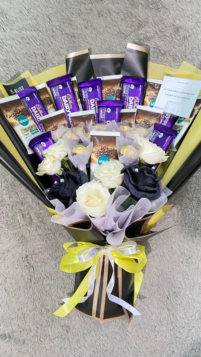 Gambar Buket wisuda bucket bandung buket snack bouqet exelso bucket hadiah - Cokelat Ferero dari Bliss floristBandung undefined Tokopedia