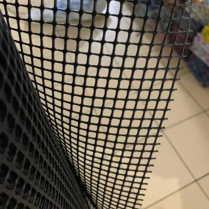 Gambar Kawat Ram Plastik / Alas Kotoran Baby Burung / Alas anakan Parrot - Hitam, 120cm X 50cm dari Parrot Bintaro undefined Tokopedia