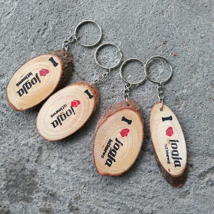 Gambar 1 pcs gantungan kunci kayu oval Souvenir Malioboro Jogja dari Raditya olshop jogja undefined Tokopedia