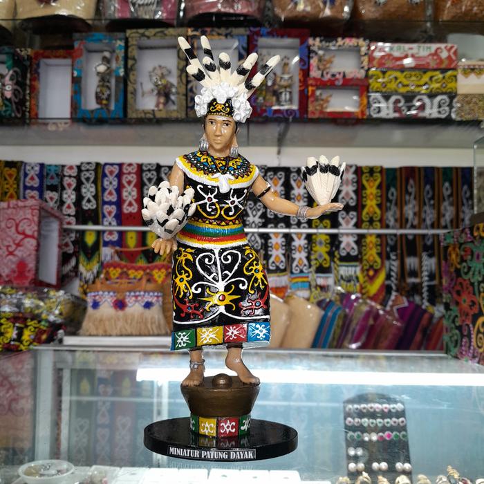 Gambar Patung penari dayak kalimantan - Model 1 dari Holy Syn undefined Tokopedia