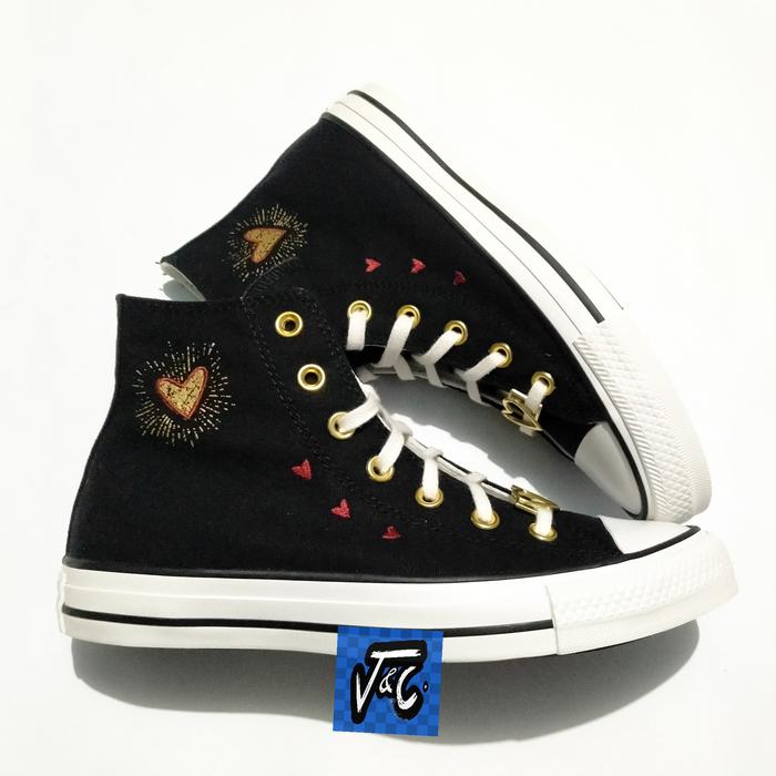 Chuck Taylor Converse Looking Shoes With Heart Converse X Comme