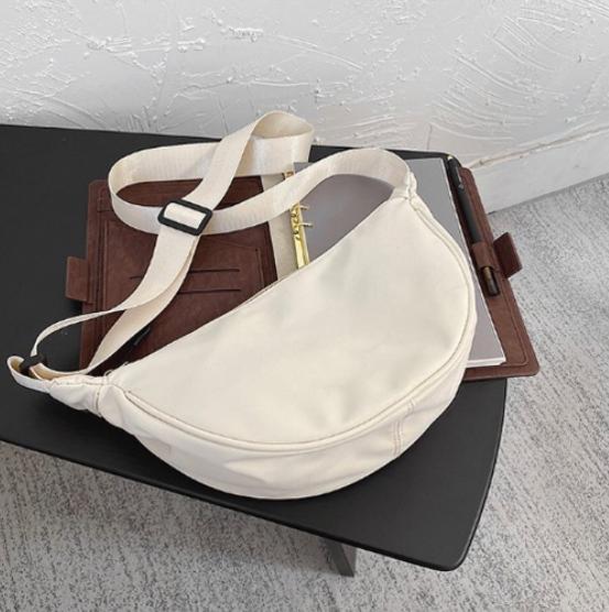 Gambar Sling Bag uniqlo tas selempang uniqlo tas waistbag slempang Tas Uniqlo - white dari Beauty_GOLD undefined Tokopedia