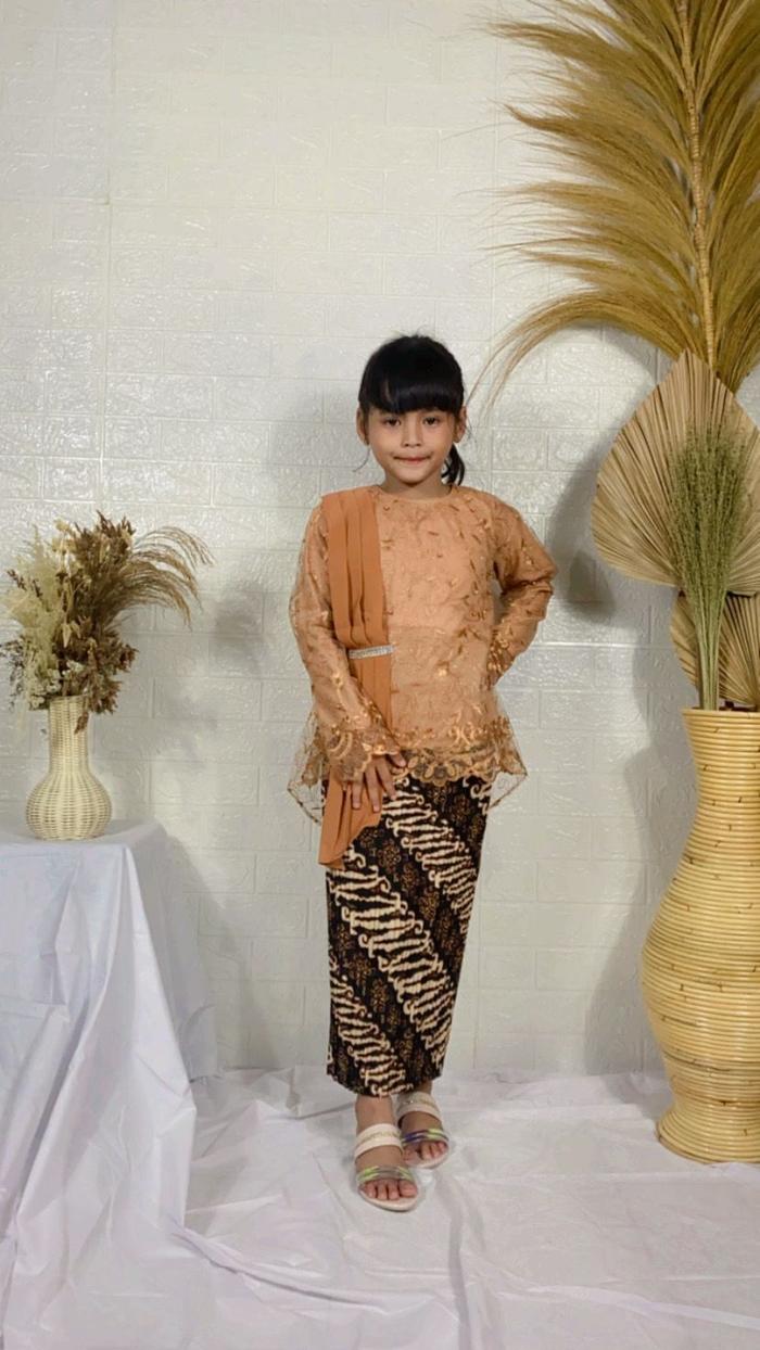 Gambar D65 setelan baju adat kebaya selendang modern anak perempuan brukat - milo, M dari Nata store21 undefined Tokopedia