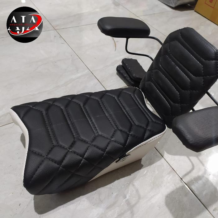 Gambar KURSI JOK BONCENGAN DEPAN ANAK MOTIF TIMBUL LENGKAP SANDARAN TIMBUL - Hitam Putih, NMAX 2020-2023 dari ANDALAN JOK ANAK undefined Tokopedia