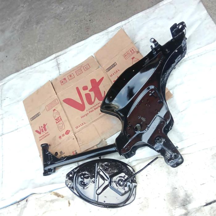 Gambar rangka tangki honda astrea star cat hitam kilap  normal siap pake dari topart kita undefined Tokopedia