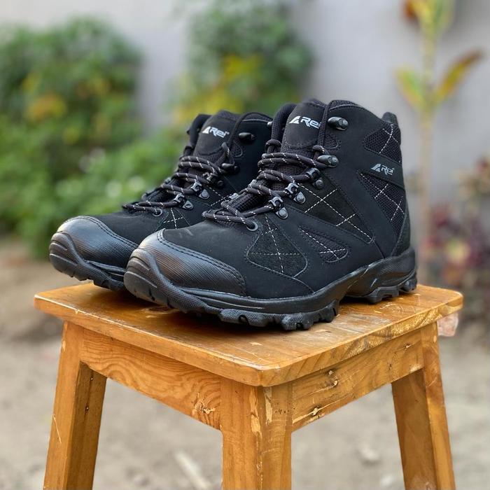 Gambar Sepatu gunung arei warna hitam sepatu outdoor sepatu hiking pria - Hitam, 40 dari Billionaire Shoes undefined Tokopedia