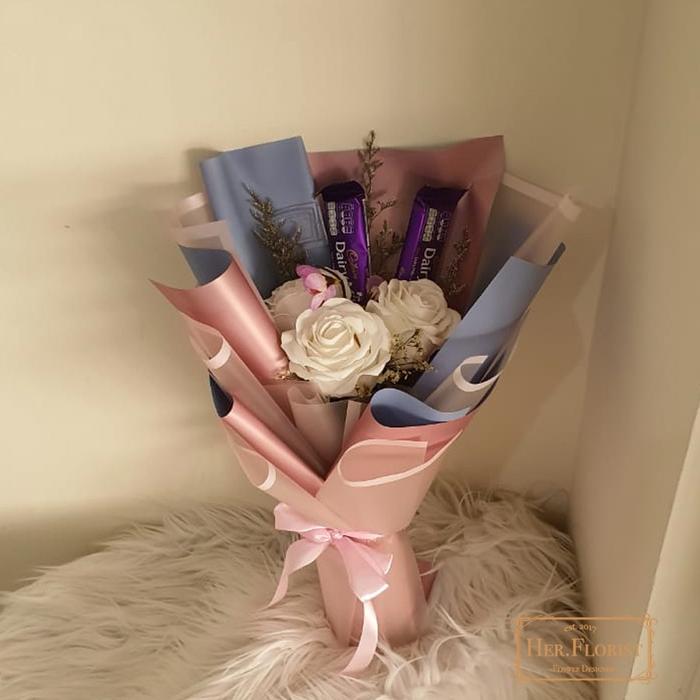 Gambar HER.FLORIST Premium Soap Rose 3PCS & Chocolate Bouquet/ Buket Bunga Sa Wanginya Coklat Kering Tangan - sesuai display dari Her.Florist undefined Tokopedia