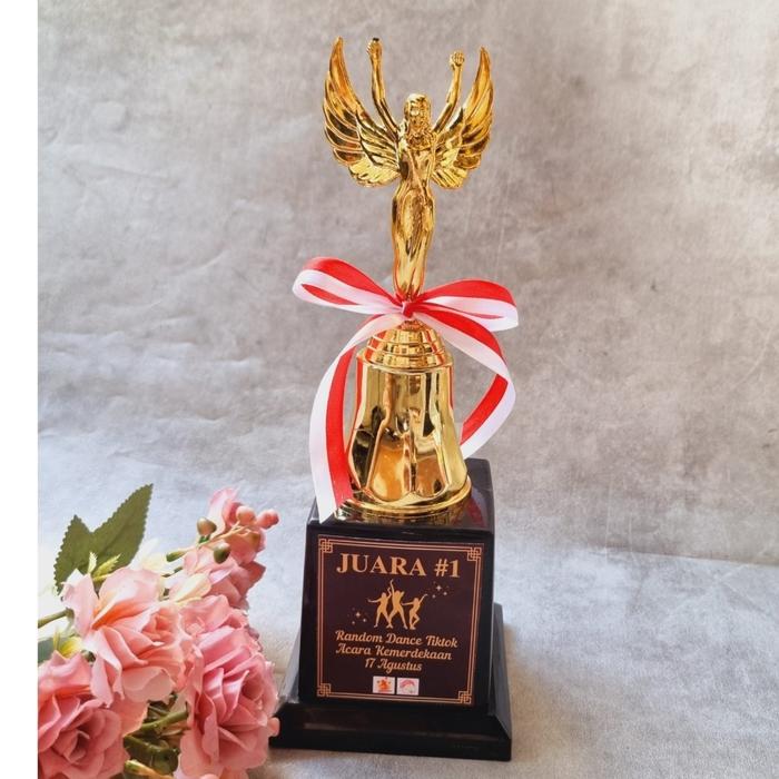 Gambar Piala Emas Hadiah Lomba 17 Agustus / Piala Hadiah Kemerdekaan - Citra dari KADONESIA undefined Tokopedia