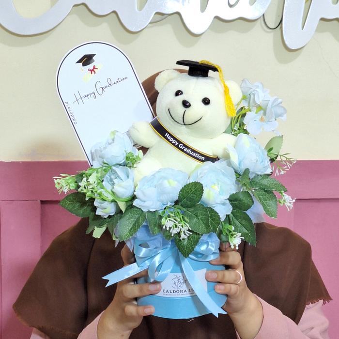 Gambar Buket Bunga Bloom Box Boneka Wisuda. CLDRA2 - Biru Muda, Boneka Wisuda dari caldora undefined Tokopedia