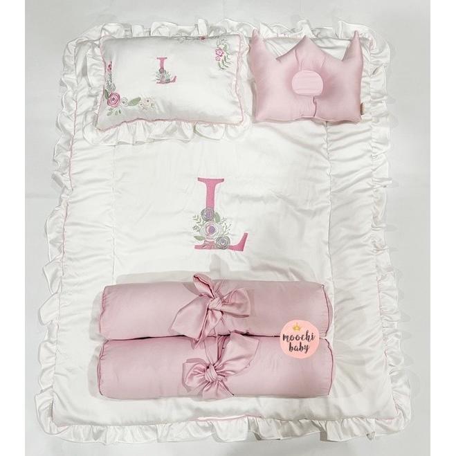 Gambar Moochi Baby Kasur Set Kelambu Bordir Floral Initial Tencel Kingkoil - Bedcover Set dari lapakazkadina undefined Tokopedia
