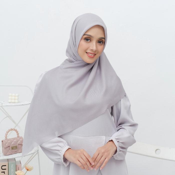 Gambar Kerudung Hijab Segiempat Polos - Zoya x Larissa Chou Rally Plain Scarf - silver grey dari Zoya undefined Tokopedia