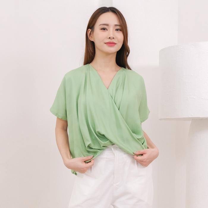 Gambar Beatrice Clothing Tori Blouse - V-Neck Tencel Blouse - Matcha  dari Beatrice Clothing undefined Tokopedia