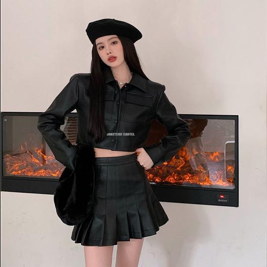 Gambar JNK x HANA - Jaket Crop Motor Kulit Sintetis Premium Vintage Mafia New - Hitam, M dari JANZTEKO CULTURE undefined Tokopedia