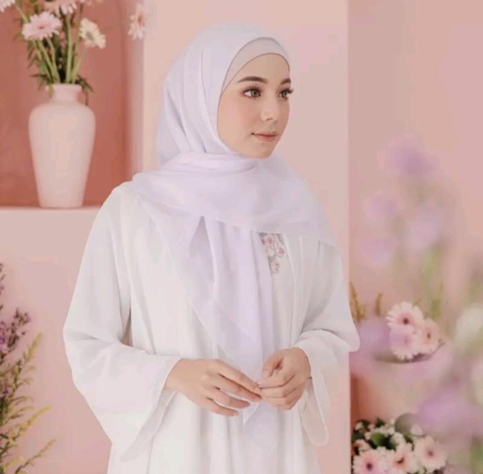 Gambar Jilbab Bella Square Segi Empat Daily Hijab Basic Kerudung Polos - Putih dari chaoshop_NEW undefined Tokopedia