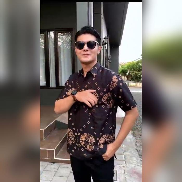 Gambar kemeja batik pria dewi sri motif jumputan katun hem kantor terbaru - hem jumputan, M dari Bimasakti_NEW undefined Tokopedia