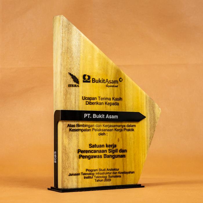 Gambar Plakat / Piala / Trofi Kayu Asli Custom Ukir Laser Engraving - Plakat saja dari Laser Craft_NEW undefined Tokopedia